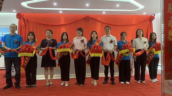 Svinam mūsu pārcelšanos uz jaunu māju! Uzņēmuma mājas sasilšanas atklāšanas c...