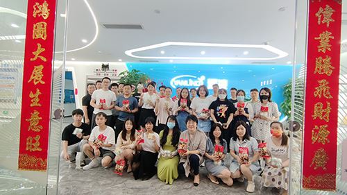 Es nosvinēšu laimīgu pūķu laivu festivālu!